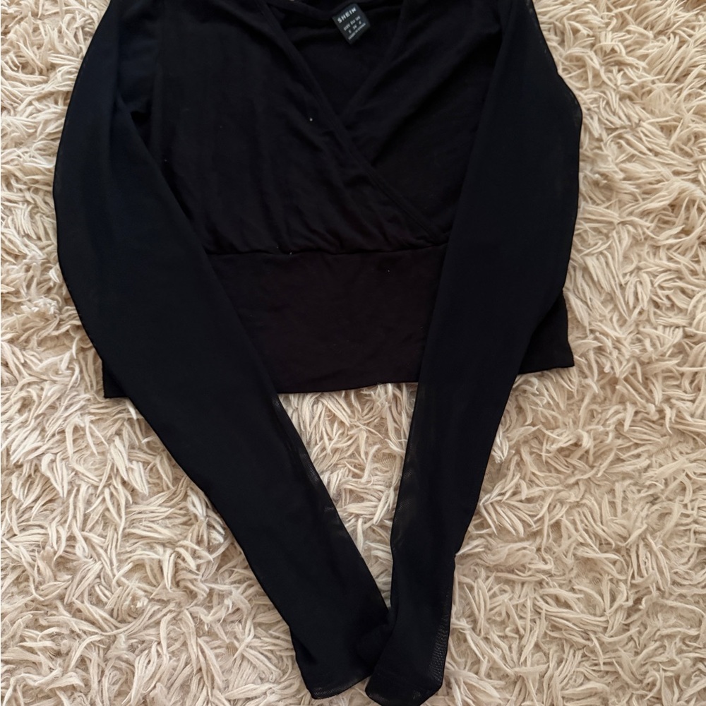 black long lace sleeved crop top